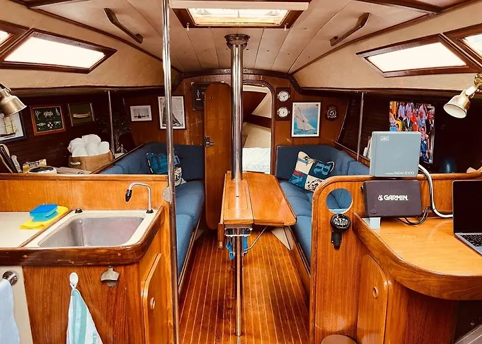 بوتيل Nortada Boat Escape