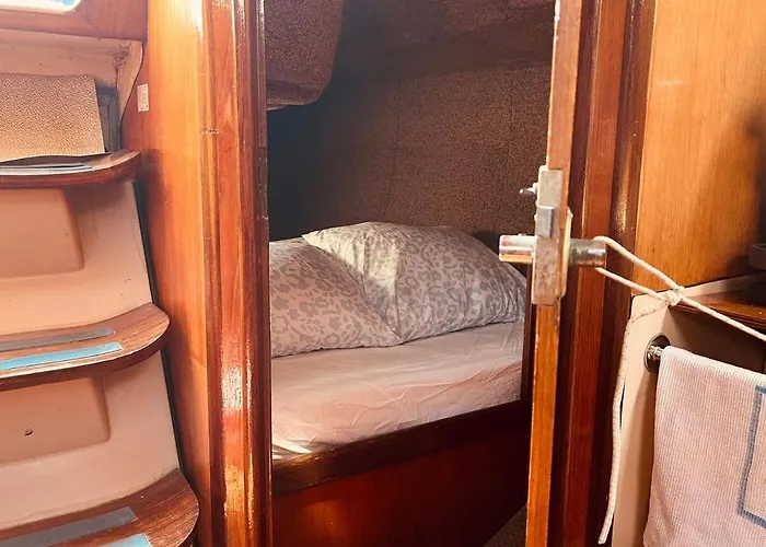 بوتيل Nortada Boat Escape *